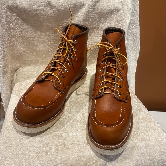 Red Wing Classic Moc Men’s boot in Oro - Picture 6 of 11